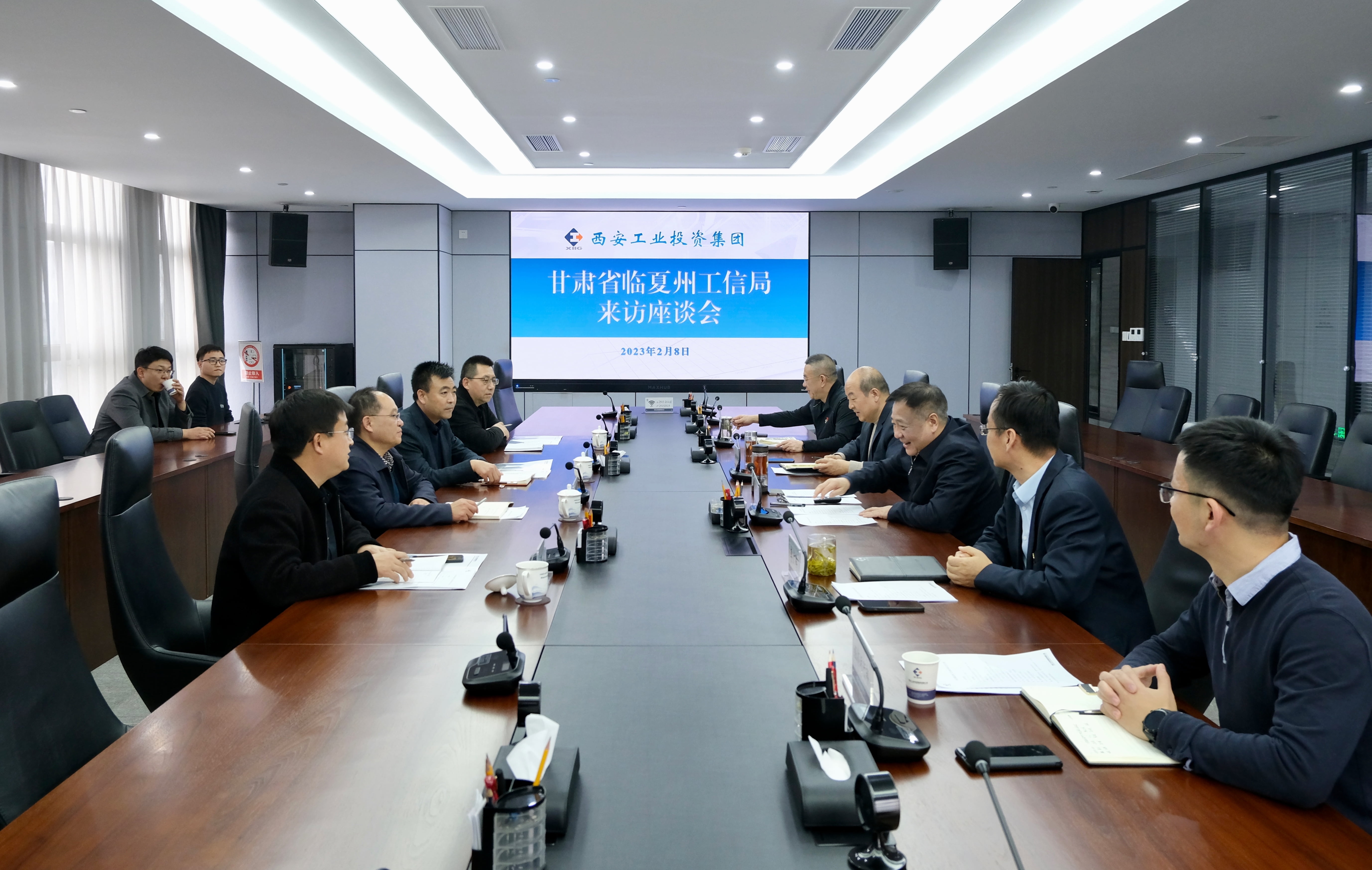 甘肃省临夏州工信局到凯时尊龙人生就是博集团举行事情交流
